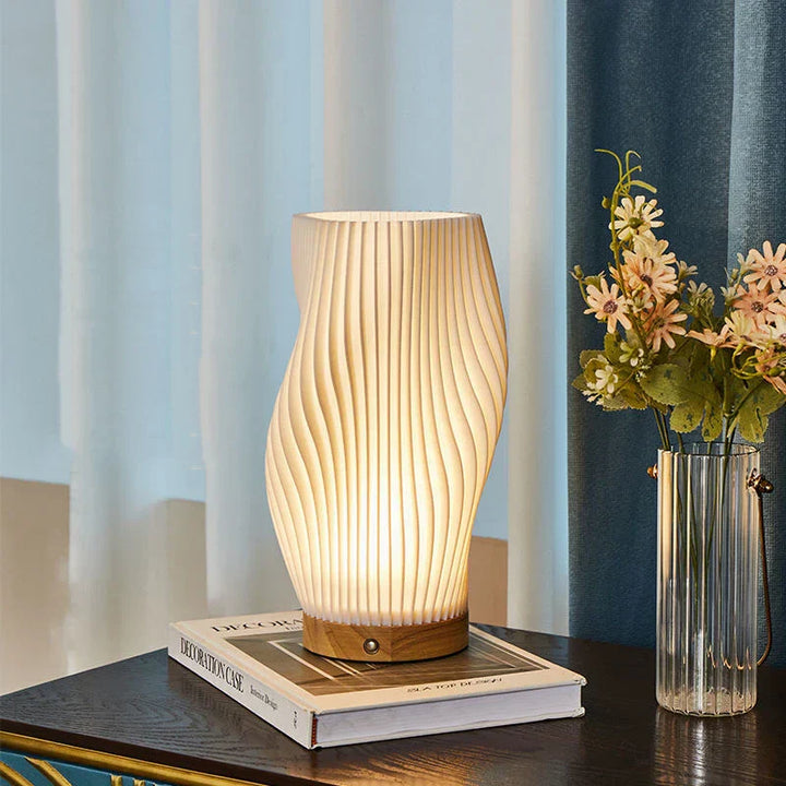 WaveLume: Lampada da tavolo moderna con forma a onda – Elegante lampada LED per soggiorno e camera da letto