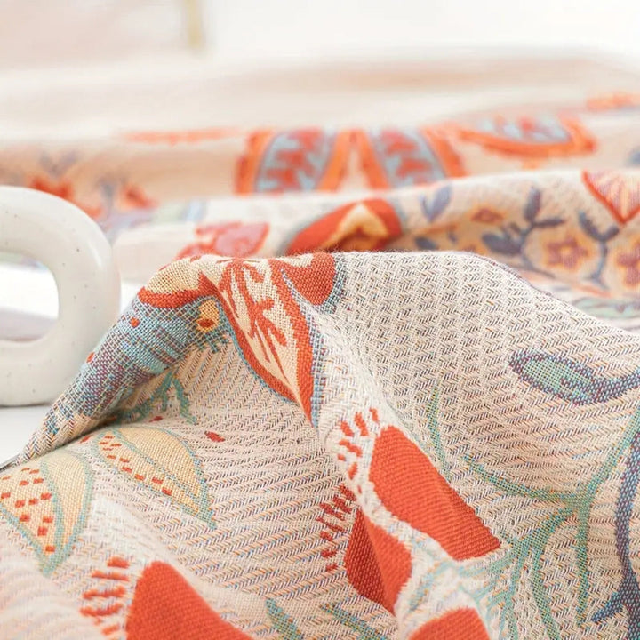 Weinblüte: Elegante coperta in cotone con design floreale reversibile e struttura traspirante – per letto e spazi abitativi moderni