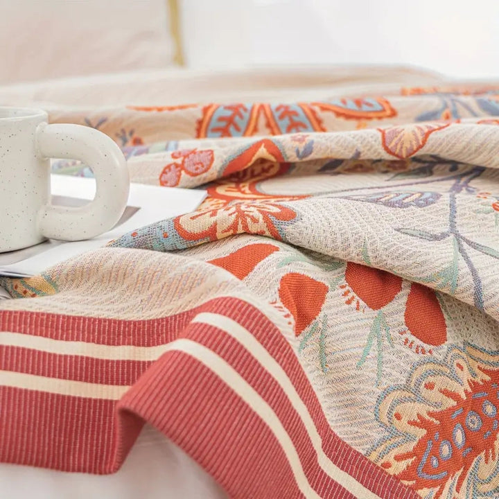 Weinblüte: Elegante coperta in cotone con design floreale reversibile e struttura traspirante – per letto e spazi abitativi moderni