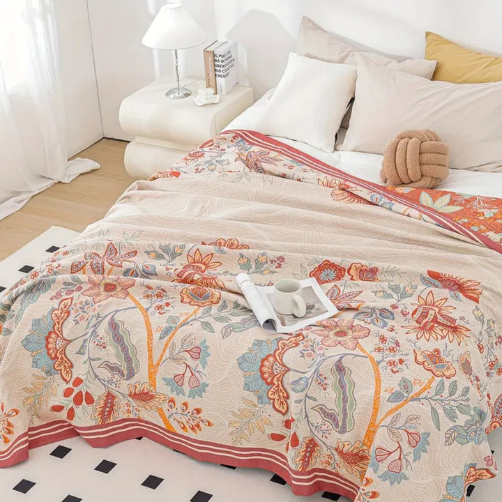 Weinblüte: Elegante coperta in cotone con design floreale reversibile e struttura traspirante – per letto e spazi abitativi moderni