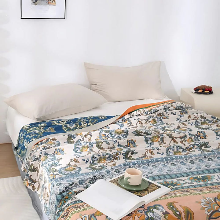Wiesenglück: Leggera coperta in cotone dallo stile Boho con motivo floreale – per aree giorno e notte