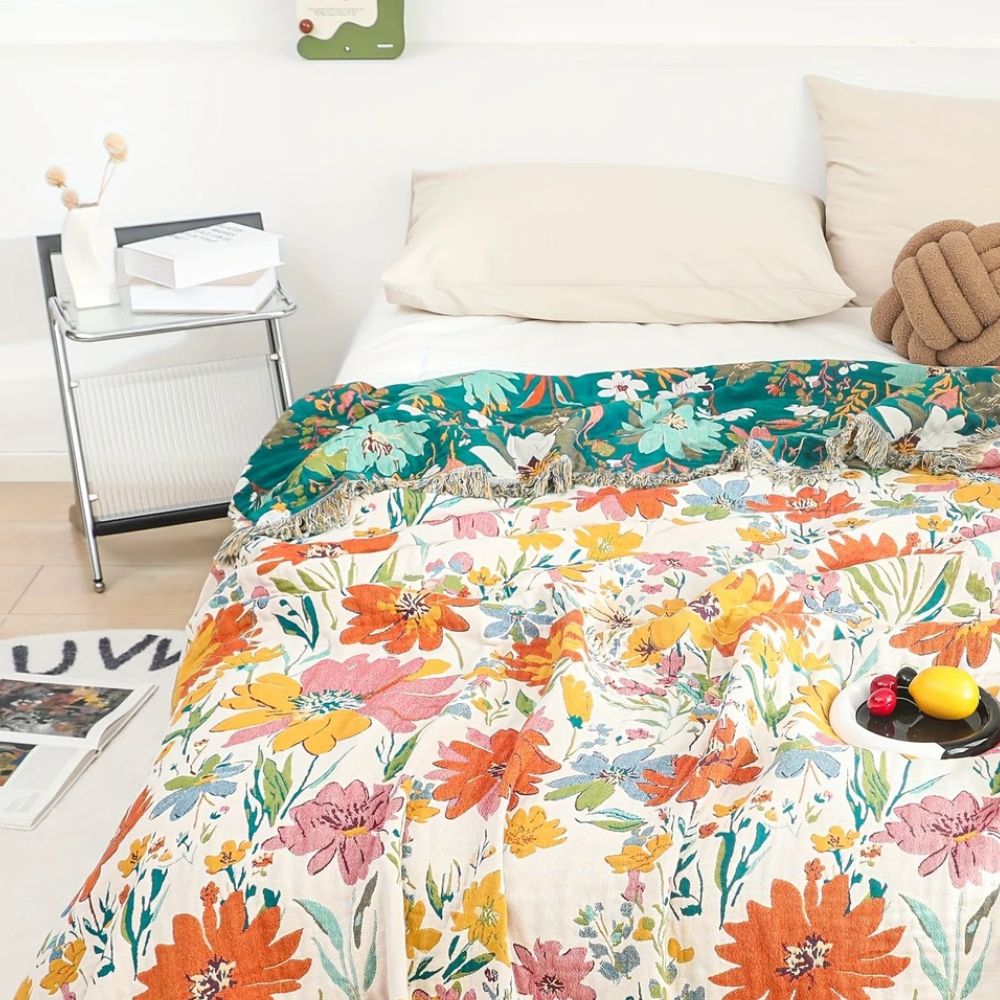 WildeBlüte: Leggera coperta estiva in cotone con motivo floreale da giardino e struttura traspirante – per letto e divano