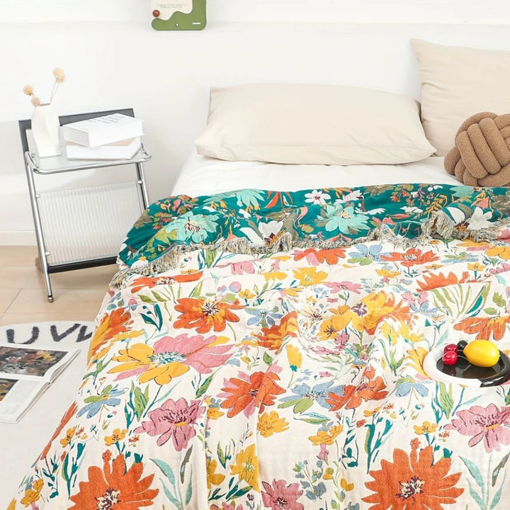 WildeBlüte: Leggera coperta estiva in cotone con motivo floreale da giardino e struttura traspirante – per letto e divano