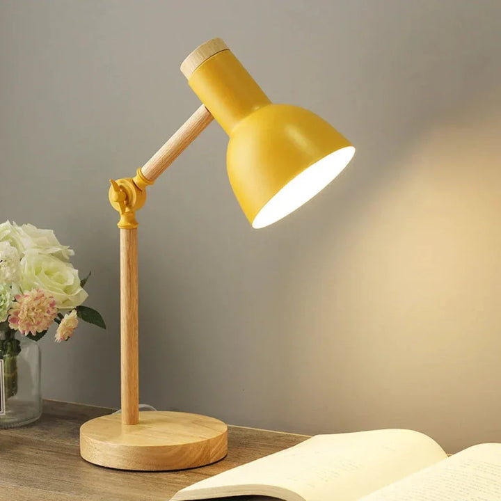 WoodAura: Lampada da scrivania in legno minimalista con LED e design flessibile