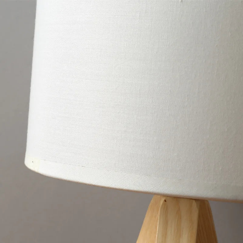 WoodEssence: Lampada da tavolo LED in legno naturale con luce bianca calda – per soggiorno e comodino