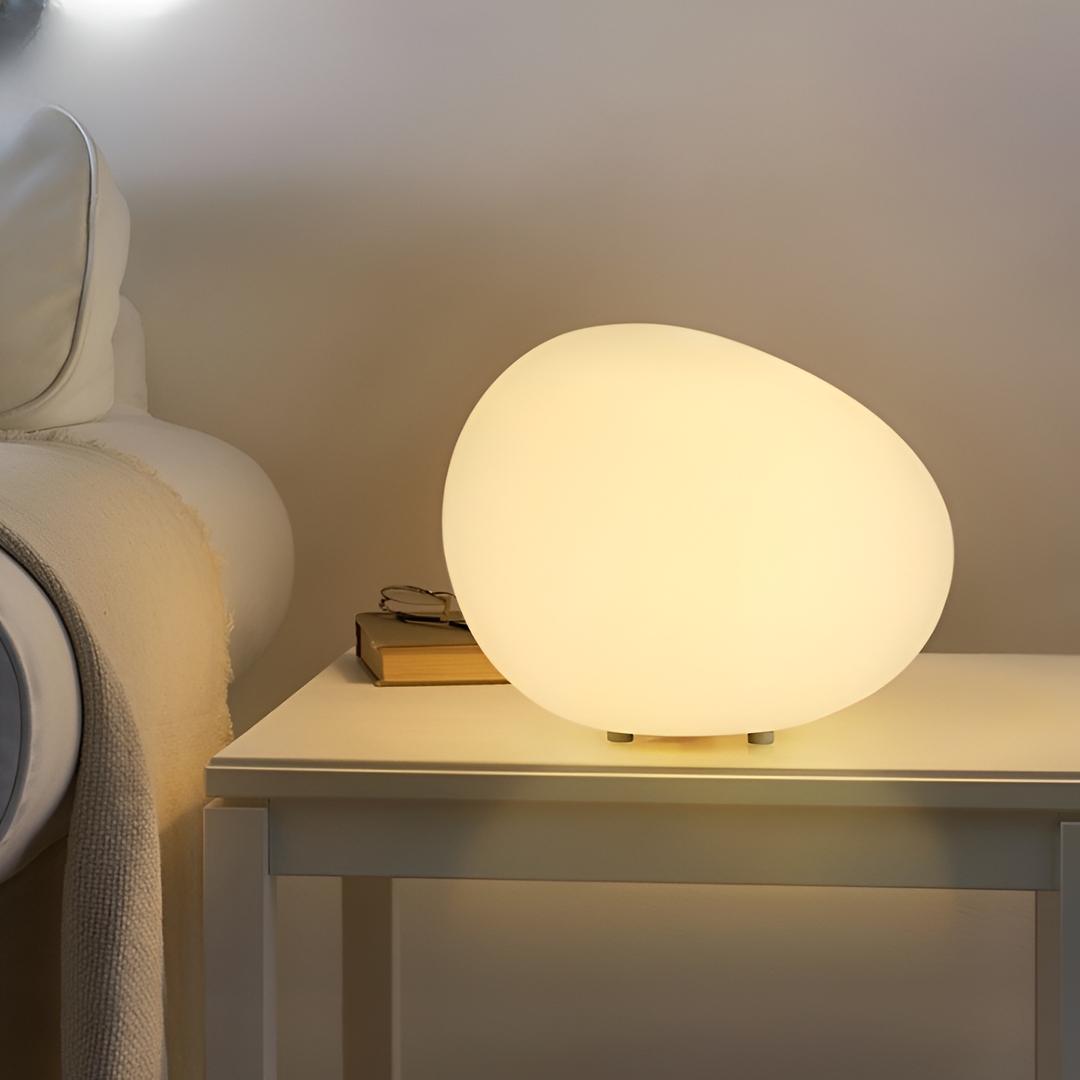 ZenKiesel: Lampada da tavolo a LED ispirata alla natura a forma di pietra con luce calda – per camera da letto e angolo lettura
