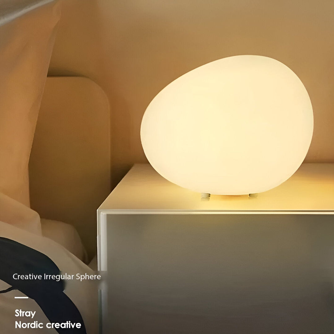 ZenKiesel: Lampada da tavolo a LED ispirata alla natura a forma di pietra con luce calda – per camera da letto e angolo lettura
