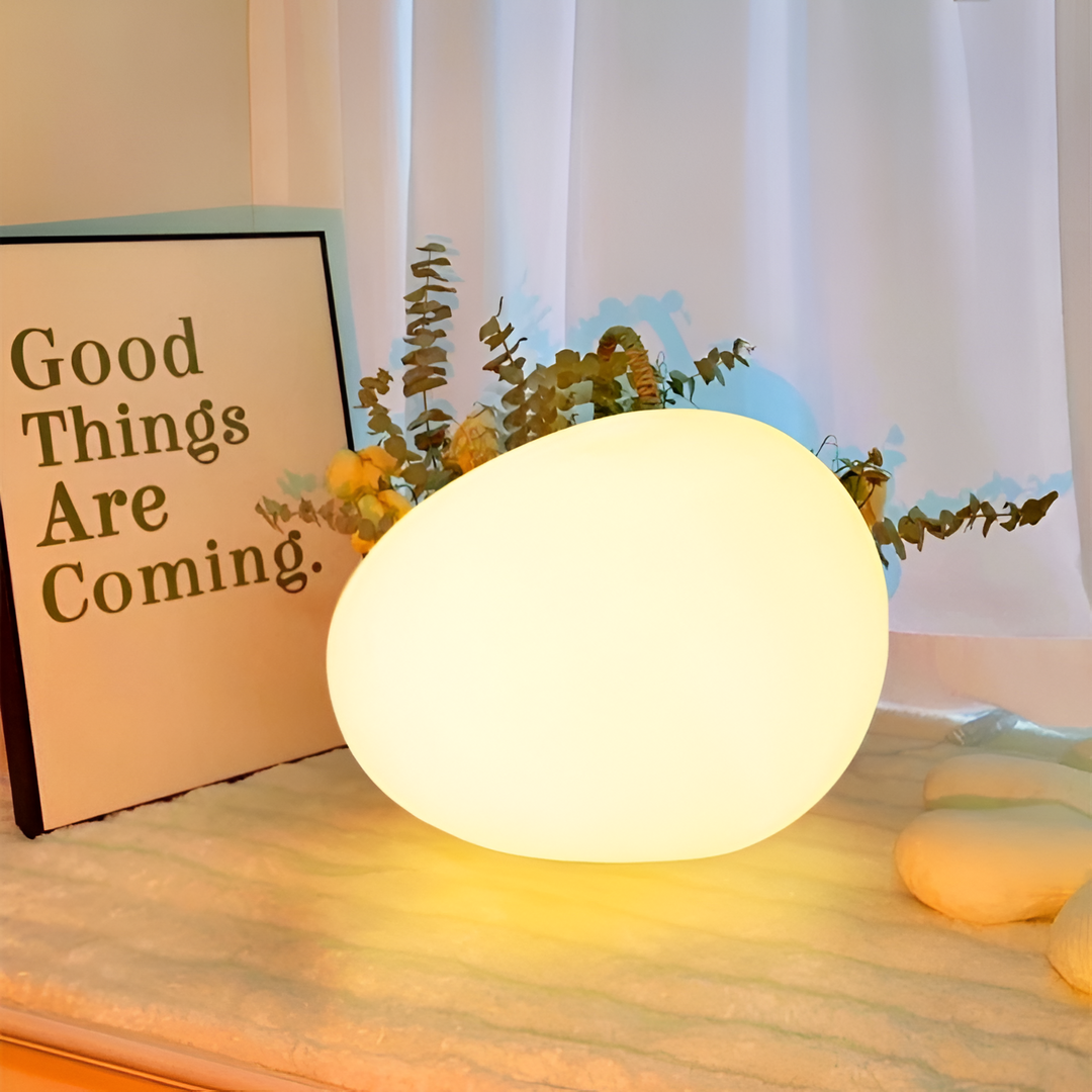 ZenKiesel: Lampada da tavolo a LED ispirata alla natura a forma di pietra con luce calda – per camera da letto e angolo lettura