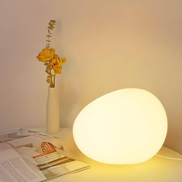 ZenKiesel: Lampada da tavolo a LED ispirata alla natura a forma di pietra con luce calda – per camera da letto e angolo lettura