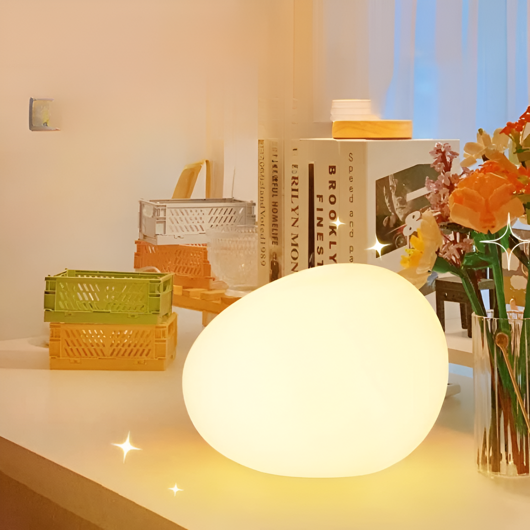 ZenKiesel: Lampada da tavolo a LED ispirata alla natura a forma di pietra con luce calda – per camera da letto e angolo lettura