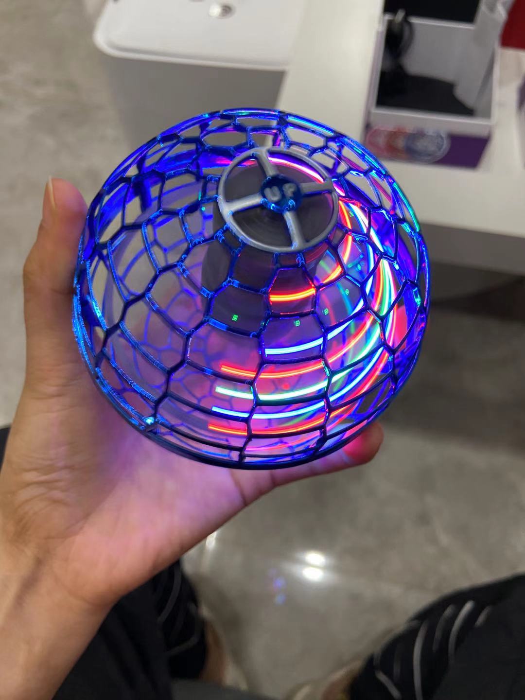 Giocattolo volante Flynova Pro, dron elicottero controllato a mano, mini UFO rotante a 360 gradi con luce, regali per bambini