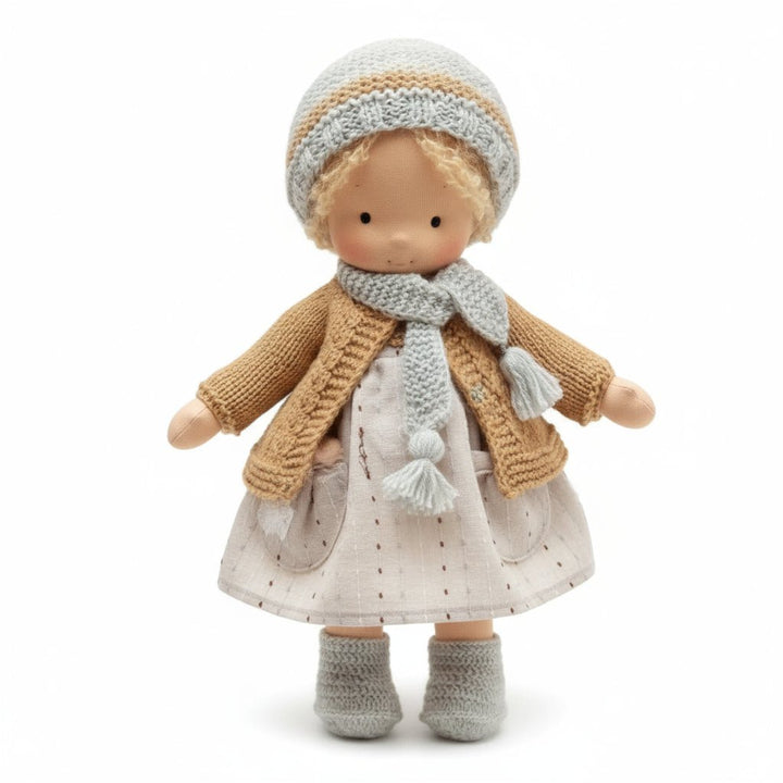 ELORA – Bambola Waldorf fatta a mano in cotone