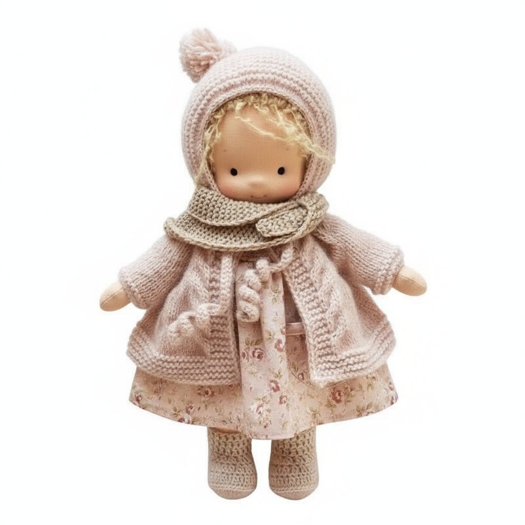 ELORA – Bambola Waldorf fatta a mano in cotone