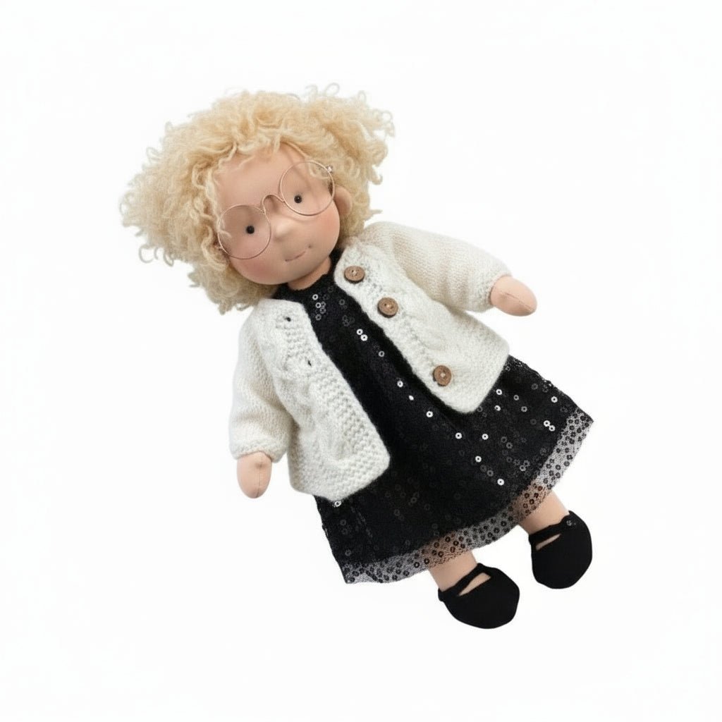 ELORA – Bambola Waldorf fatta a mano in cotone