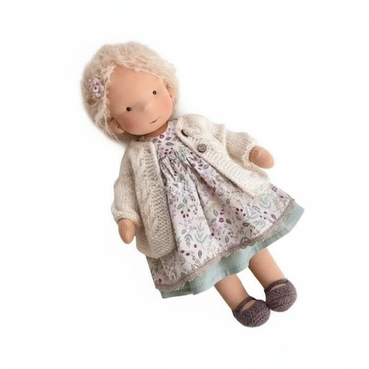 ELORA – Bambola Waldorf fatta a mano in cotone