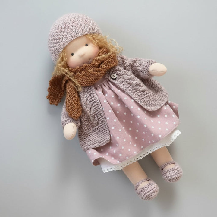 ELORA – Bambola Waldorf fatta a mano in cotone