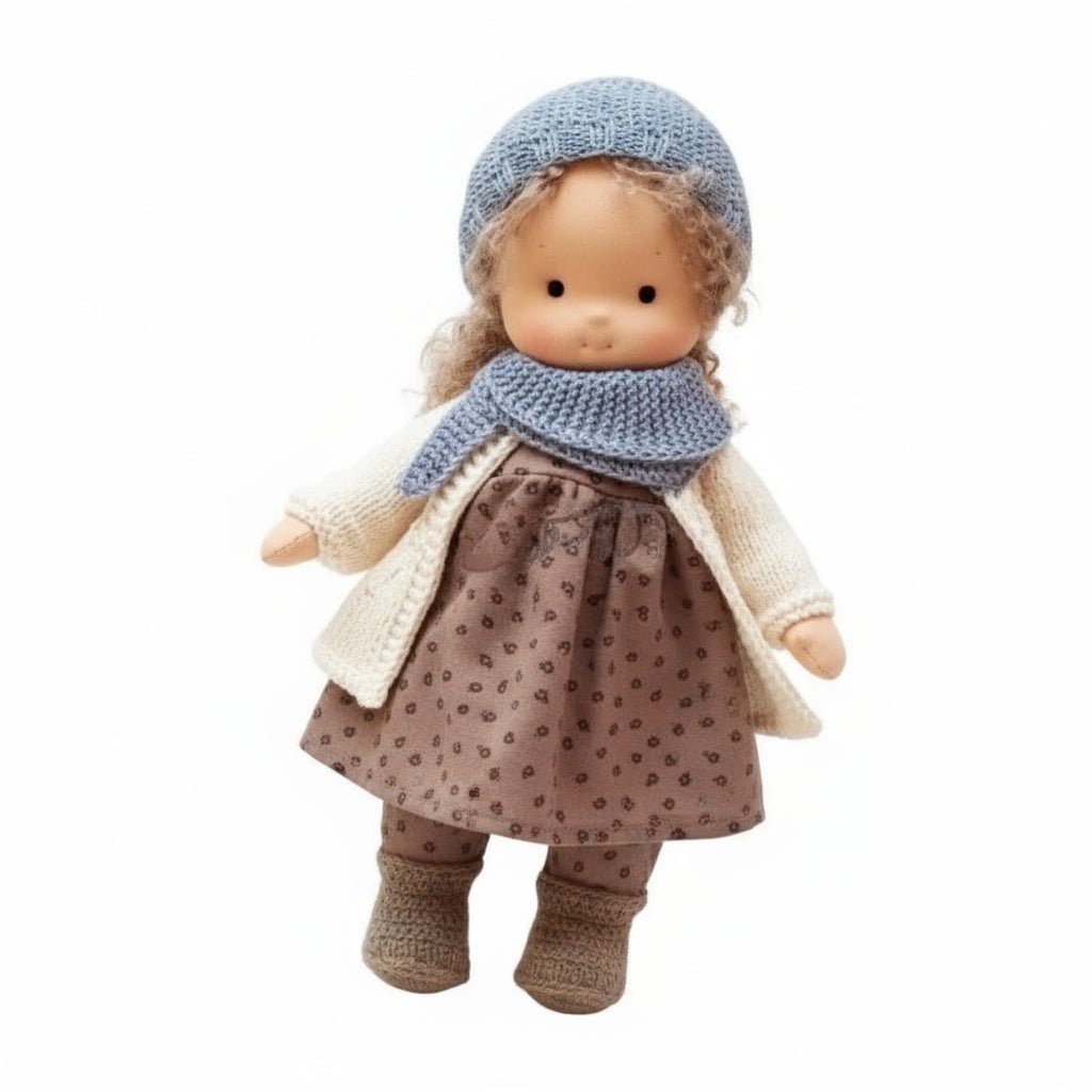 ELORA – Bambola Waldorf fatta a mano in cotone