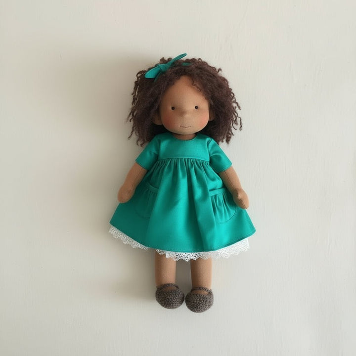 ELORA – Bambola Waldorf fatta a mano in cotone