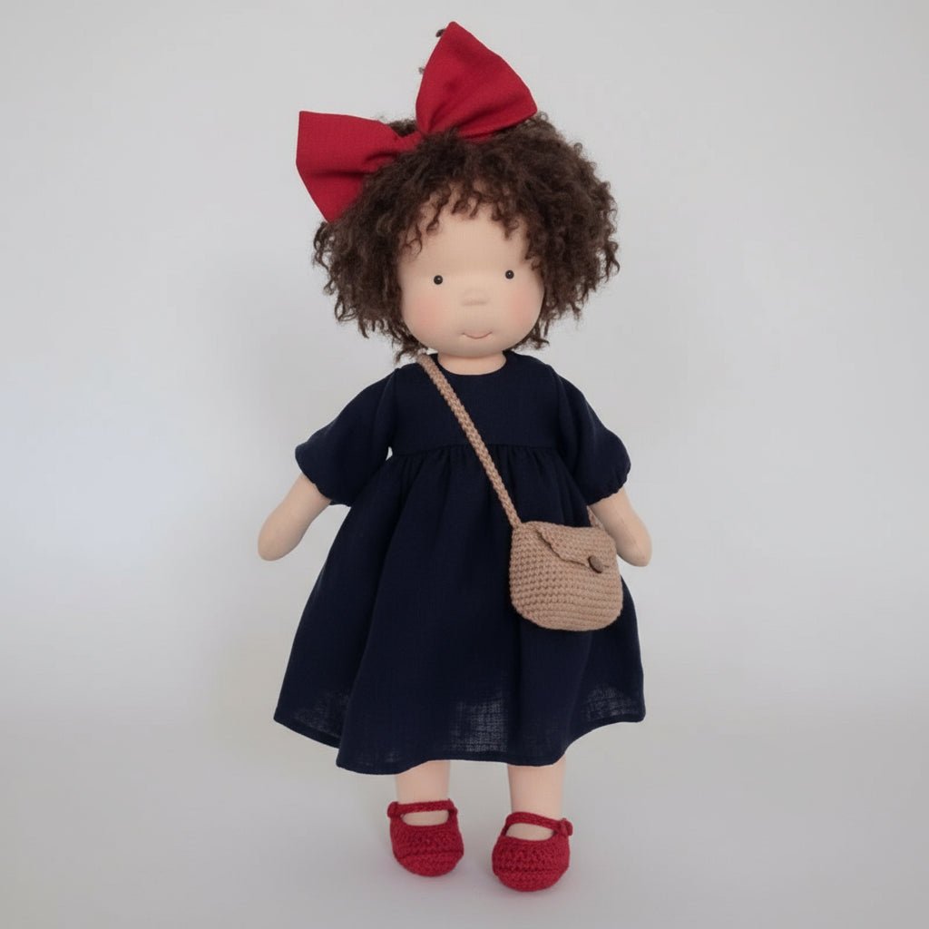ELORA – Bambola Waldorf fatta a mano in cotone