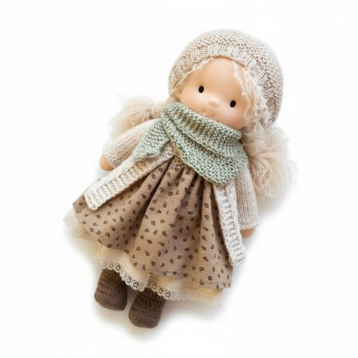 ELORA – Bambola Waldorf fatta a mano in cotone