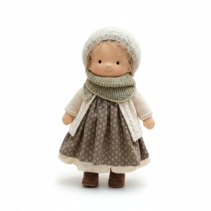 ELORA – Bambola Waldorf fatta a mano in cotone