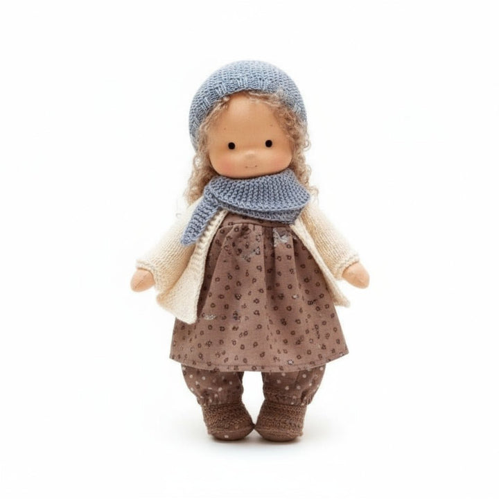ELORA – Bambola Waldorf fatta a mano in cotone