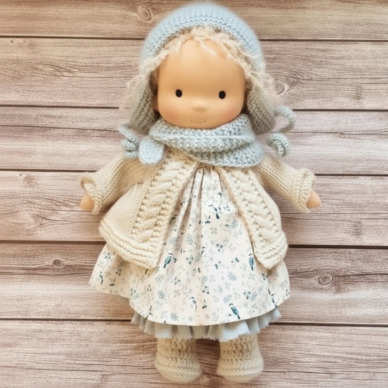 ELORA – Bambola Waldorf fatta a mano in cotone