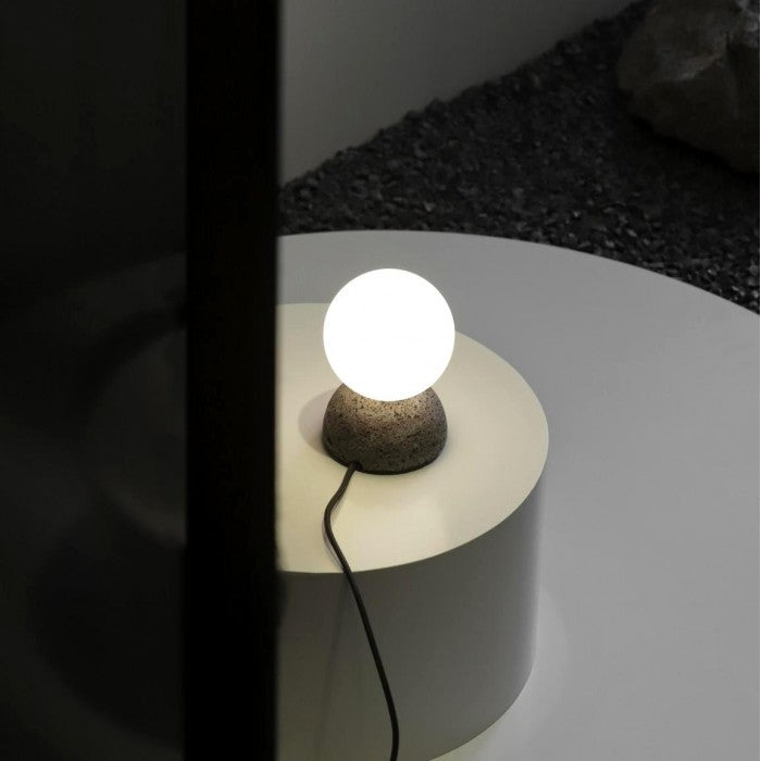 OrigoGlow: Lampada a sospensione con struttura a sfera in cemento e vetro opalino – per ingresso e angolo divano