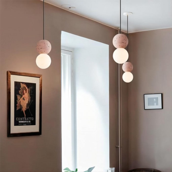 OrigoGlow: Lampada a sospensione con struttura a sfera in cemento e vetro opalino – per ingresso e angolo divano