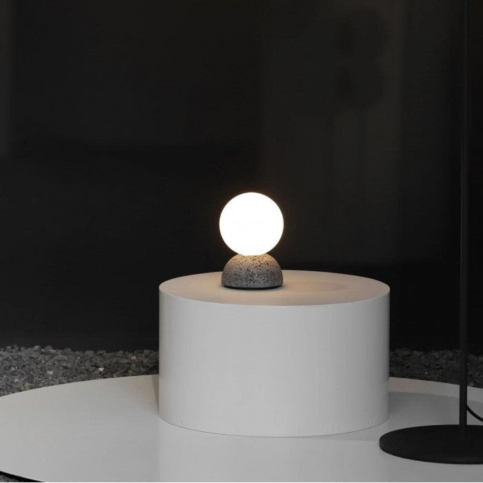 OrigoGlow: Lampada a sospensione con struttura a sfera in cemento e vetro opalino – per ingresso e angolo divano
