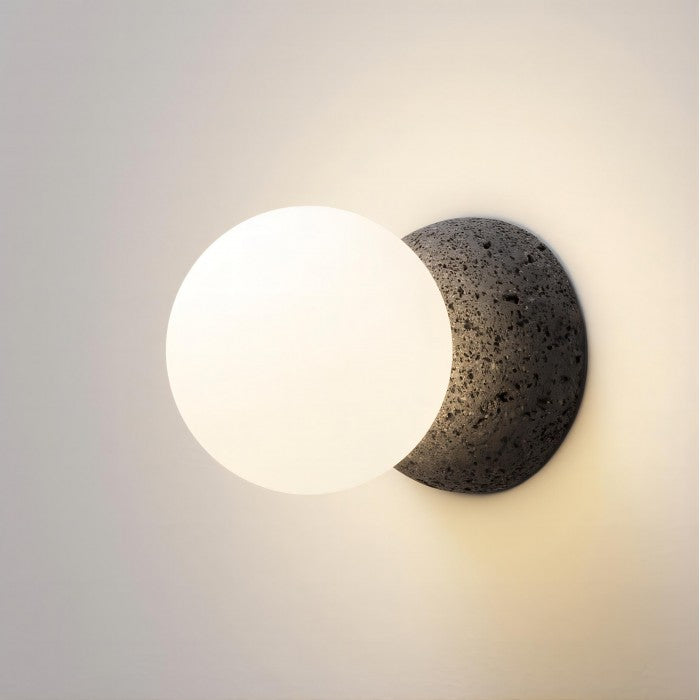 OrigoGlow: Lampada a sospensione con struttura a sfera in cemento e vetro opalino – per ingresso e angolo divano