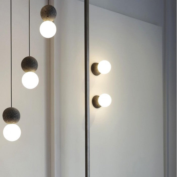 OrigoGlow: Lampada a sospensione con struttura a sfera in cemento e vetro opalino – per ingresso e angolo divano