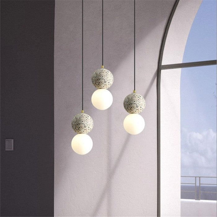 OrigoGlow: Lampada a sospensione con struttura a sfera in cemento e vetro opalino – per ingresso e angolo divano