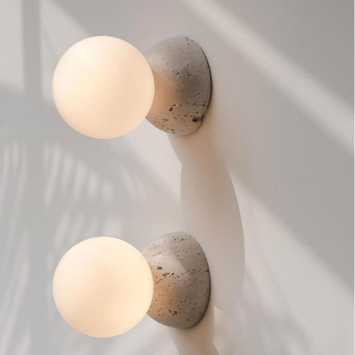 OrigoGlow: Lampada a sospensione con struttura a sfera in cemento e vetro opalino – per ingresso e angolo divano