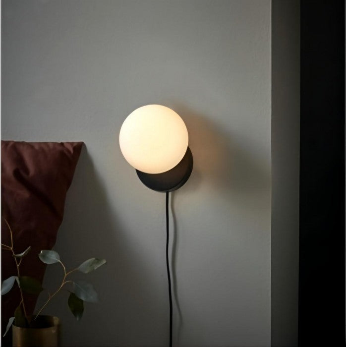 OrigoGlow: Lampada a sospensione con struttura a sfera in cemento e vetro opalino – per ingresso e angolo divano
