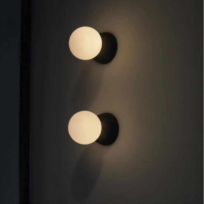 OrigoGlow: Lampada a sospensione con struttura a sfera in cemento e vetro opalino – per ingresso e angolo divano