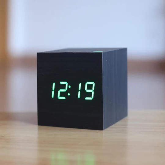 Orologio Digitale in Legno Moderno