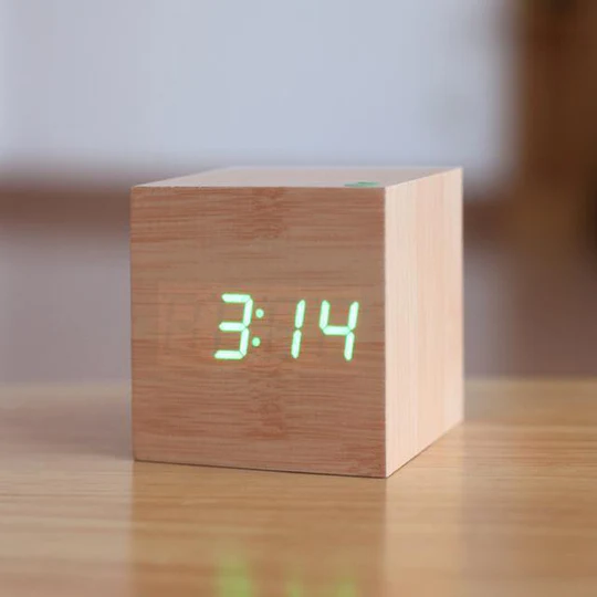 Orologio Digitale in Legno Moderno