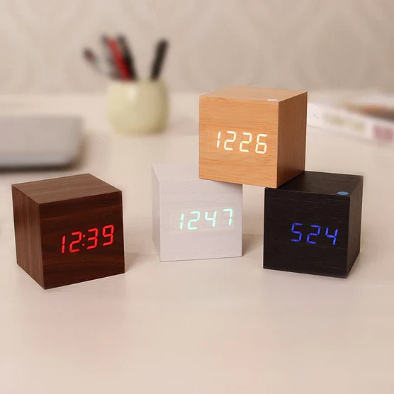 Orologio Digitale in Legno Moderno