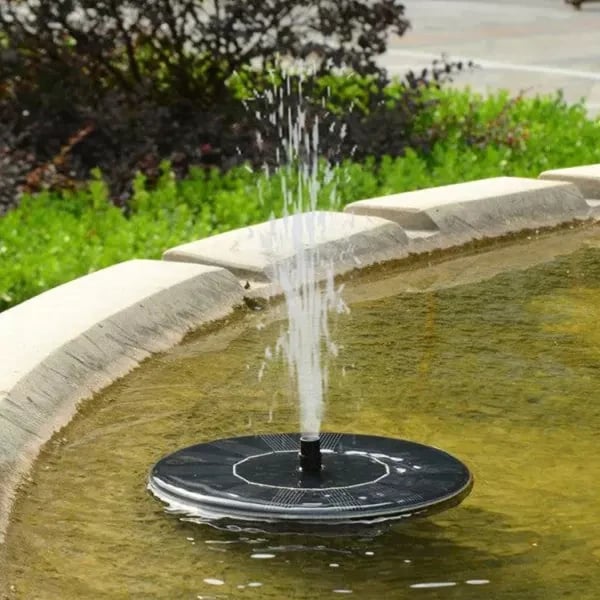 AquaBloom™ – Fontaine à Eau Flottante Solaire Élégante