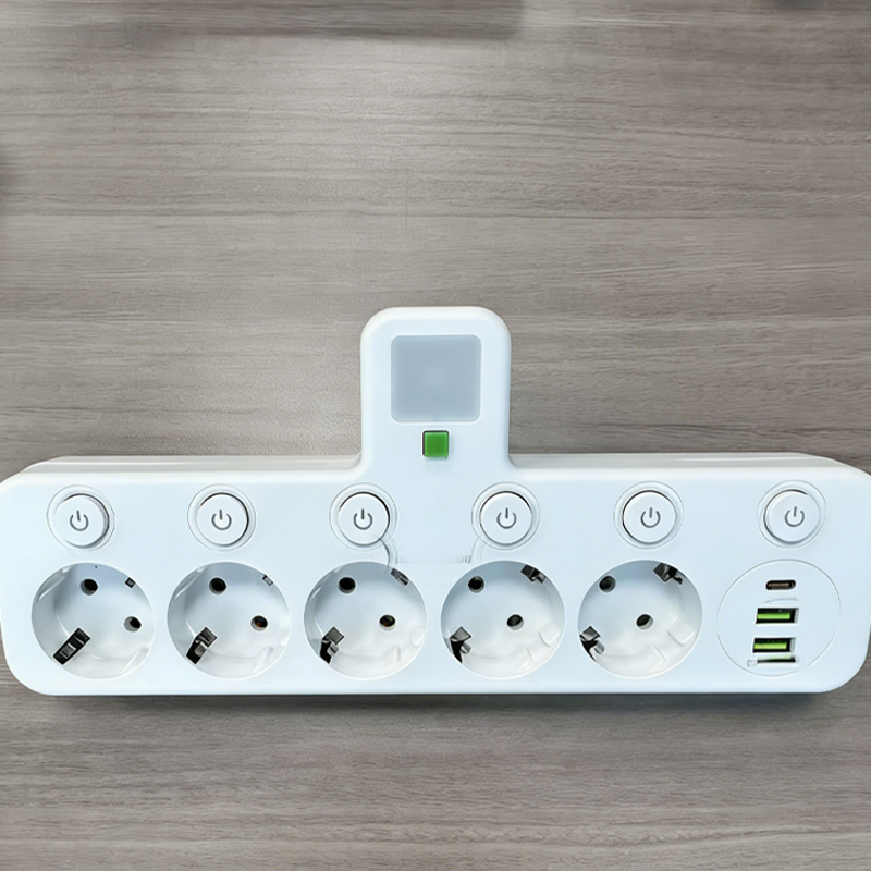 PlugWise™ – Presa multipla intelligente con hub di ricarica USB